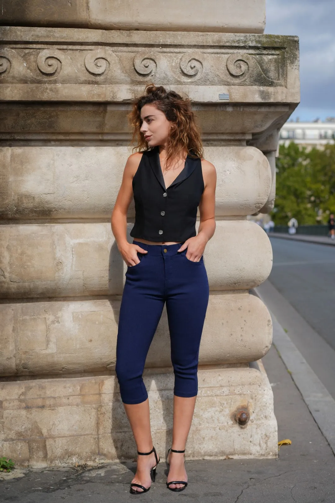 Capris Ultra Stretch Skinny Pants in Navy